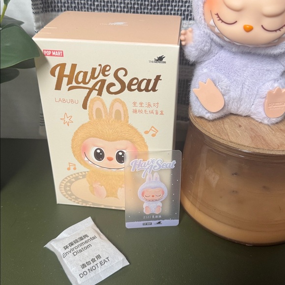 Have a Seat Zizi - Picture 3 of 3